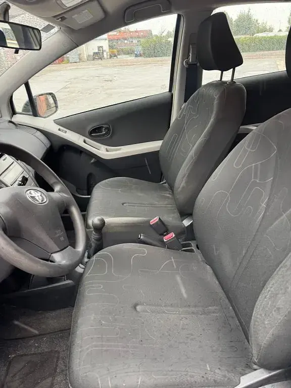 Gebraucht Toyota Yaris Cool 69 PS (50 kW) 2011 Silber Kleinwagen