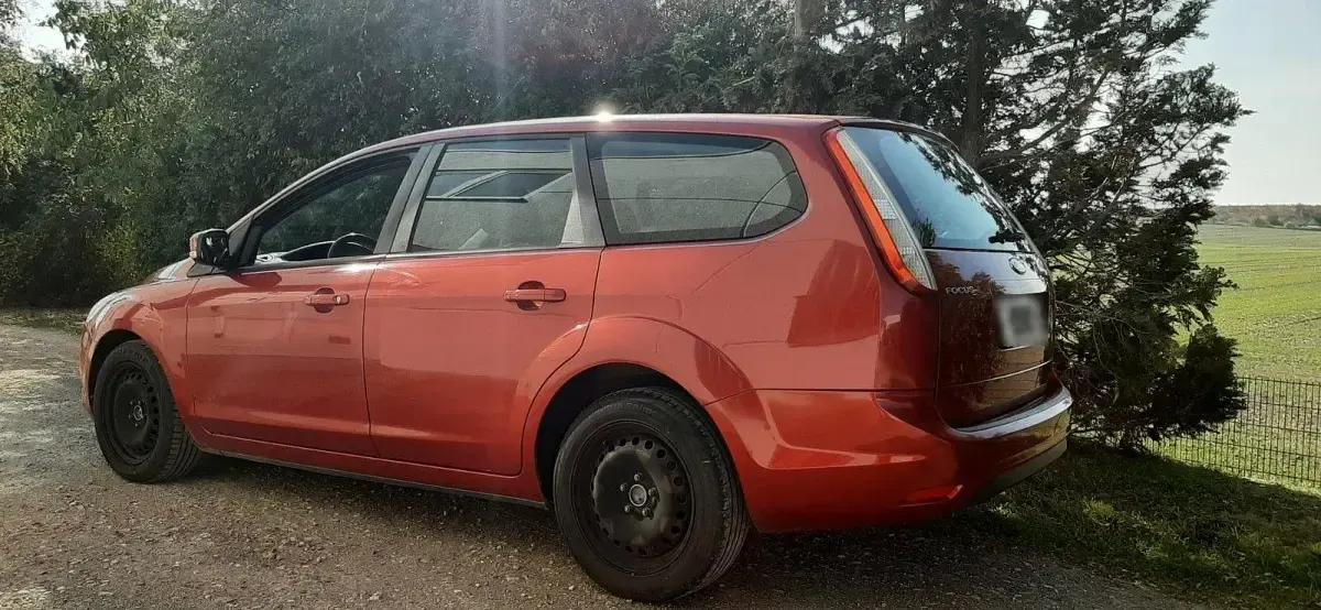Gebraucht Ford Focus Ambiente 101 PS (74 kW) 2008 Rot Kombi