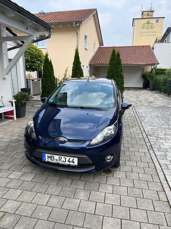 Blau Gebraucht 2012 Ford Fiesta Champions Edition Kleinwagen | 5.550 € (Fairer Preis) - Bild 1/4