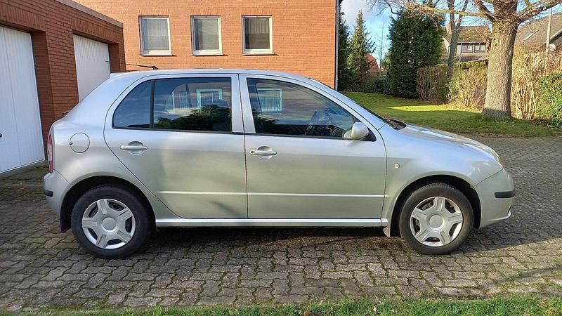 Silber Gebraucht 2006 Skoda Fabia Classic Kleinwagen | 1.900 € - Bild 1/4