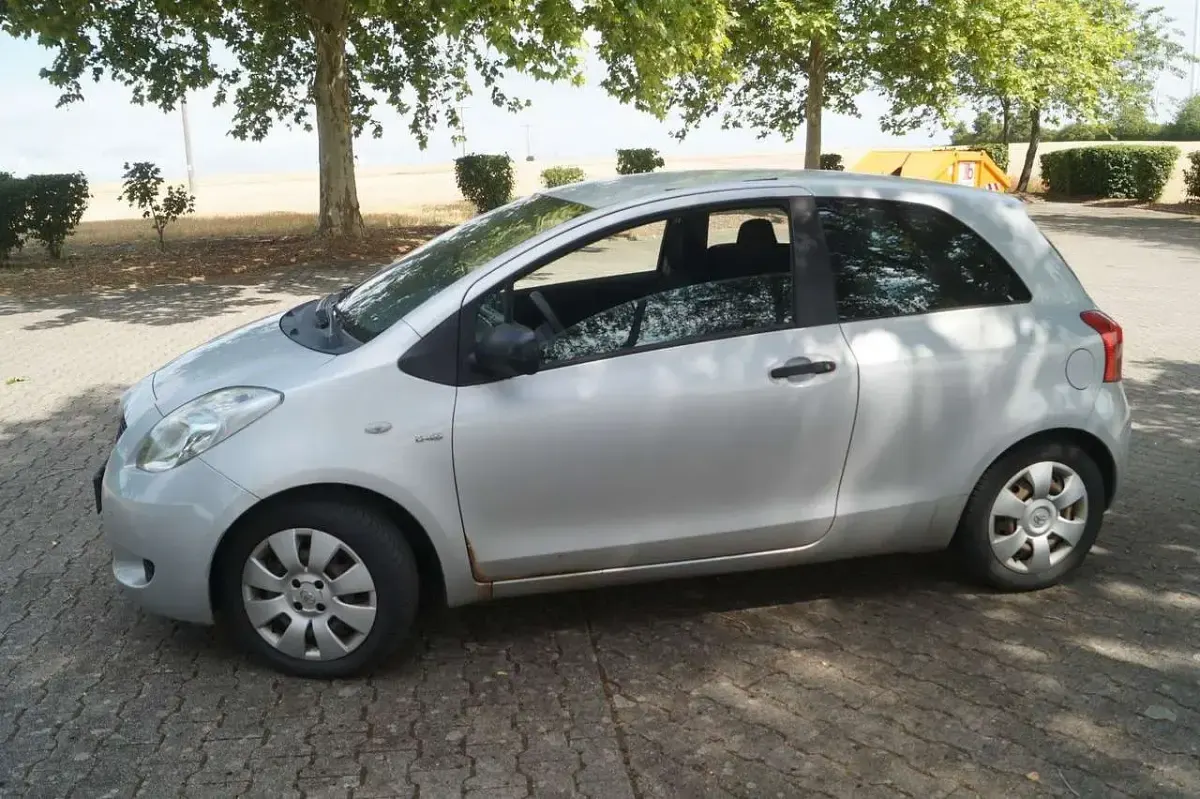 Gebraucht Toyota Yaris 90 PS (66 kW) 2007 Silber Kleinwagen