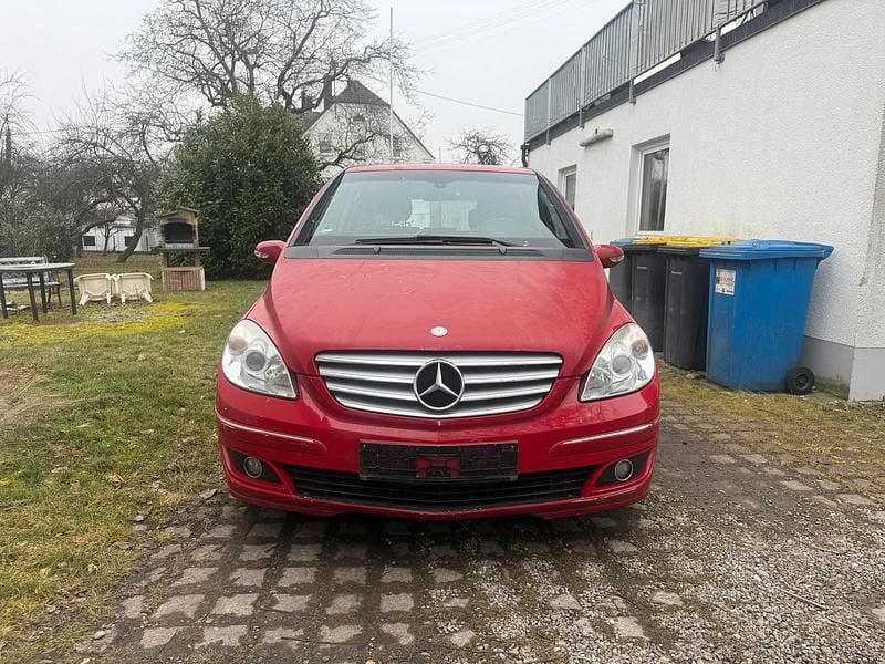 Rot Gebraucht 2007 Mercedes B180 Van / Kleinbus | 3.100 € (Superpreis) - Bild 1/4