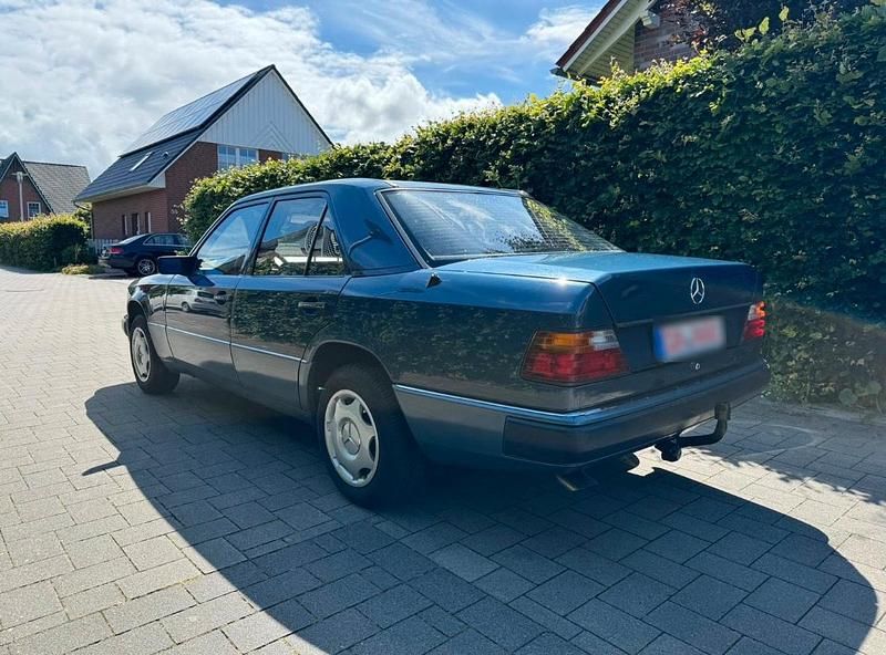 Second-hand Mercedes E260 160 CP (117 kW) 1992 Albastru Berlinǎ