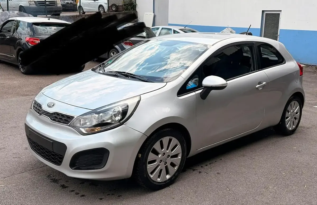 Gebraucht Kia Rio 85 PS (62 kW) 2012 Silber Kleinwagen
