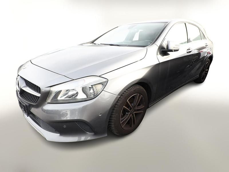 Mountaingrau metallic Gebraucht 2017 Mercedes A180 Style | 15.088 € (Guter Preis) - Bild 1/4