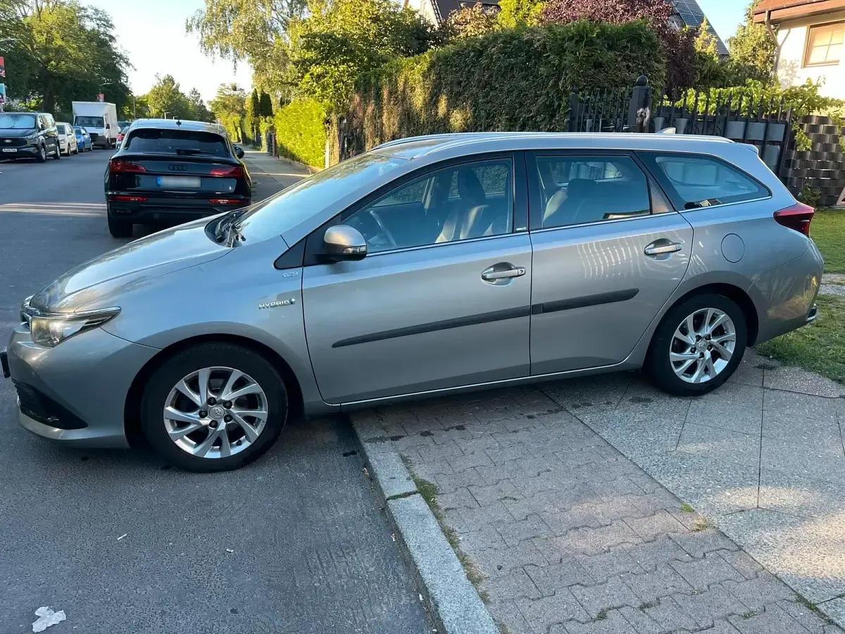 Gebraucht Toyota Auris Hybrid Edition-S 99 PS (72 kW) 2016 Silber Kombi