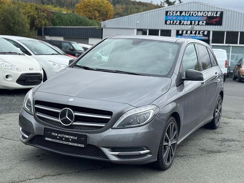 Mountaingrau Gebraucht 2014 Mercedes B220 Van / Kleinbus | 9.999 € (Fairer Preis) - Bild 1/4