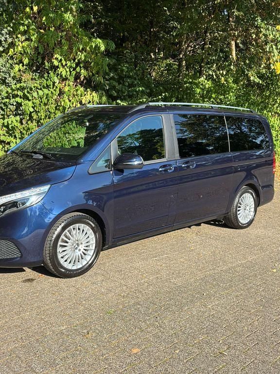 Blau Gebraucht 2021 Mercedes V220 Van / Kleinbus | 47.500 € (Etwas zu teuer) - Bild 1/4