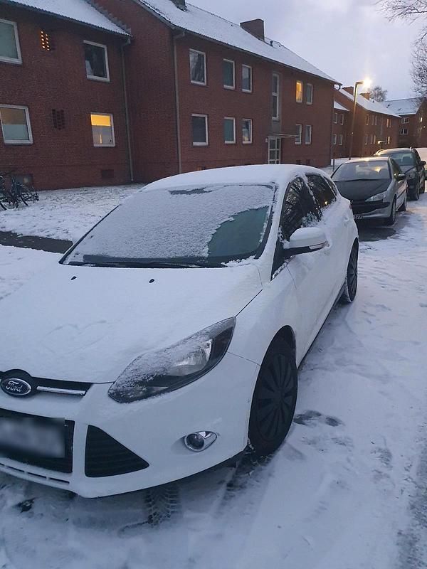 Gebraucht Ford Focus 101 PS (74 kW) 2012 Weiß Limousine