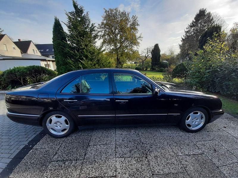 Gebraucht Mercedes E230 Avantgarde 150 PS (110 kW) 1997 Violet Limousine