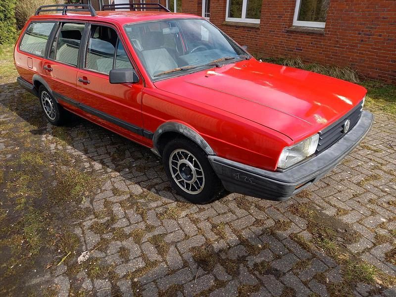 Second-hand VW Passat 90 CP (66 kW) 1987 Roșu Hatchback