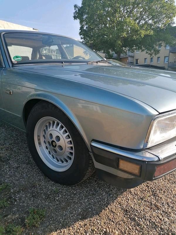 Grau Gebraucht 1990 Jaguar XJ40 Limousine | 7.500 € - Bild 1/4