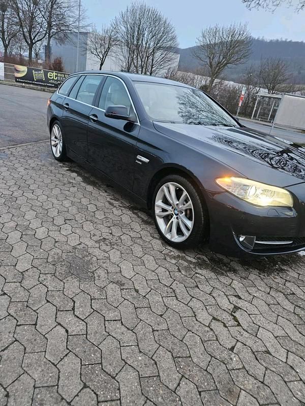 Gebraucht BMW 530 258 PS (189 kW) 2011 Blau Kombi