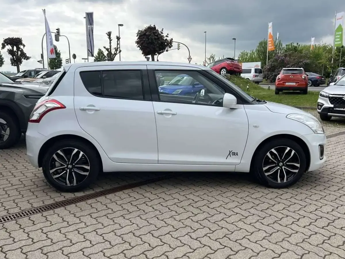 Gebraucht Suzuki Swift X-TRA 94 PS (69 kW) 2016 Pearl cool white metallic Kleinwagen