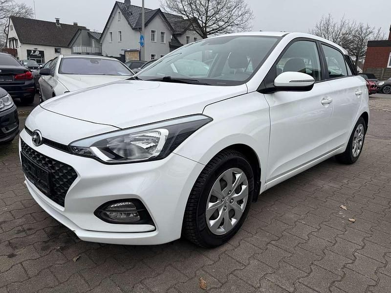 Weiß Gebraucht 2018 Hyundai i20 Trend Kleinwagen | 7.999 € (Guter Preis) - Bild 1/4