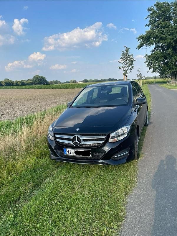 Schwarz Gebraucht 2015 Mercedes B180 Van / Kleinbus | 7.550 € (Superpreis) - Bild 1/4