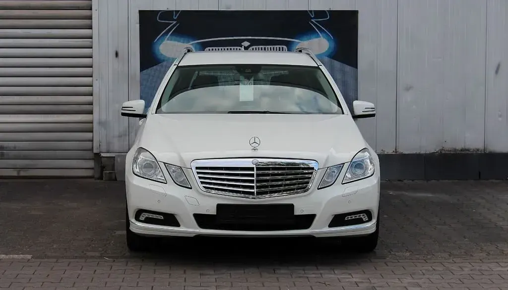 Gebraucht Mercedes E200 Avantgarde 184 PS (135 kW) 2010 Weiß Limousine