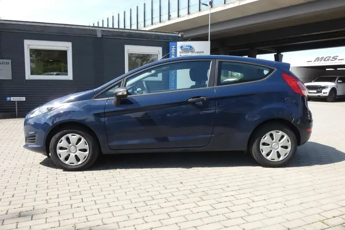 Gebraucht Ford Fiesta Ambiente 60 PS (44 kW) 2014 Blazerblau Kleinwagen