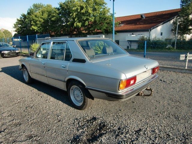 Gebraucht BMW 520 122 PS (89 kW) 1981 Silber Limousine