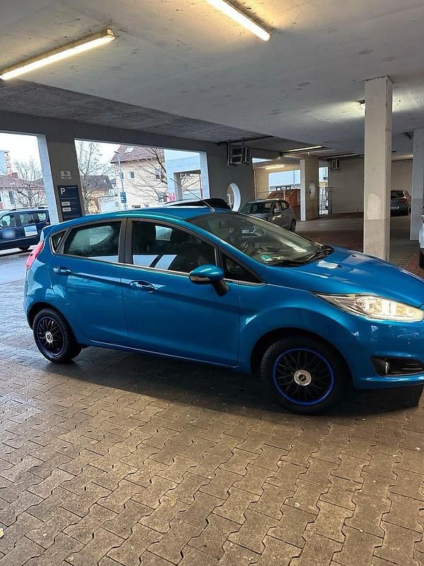 Gebraucht Ford Fiesta 95 PS (69 kW) 2014 Blau Kleinwagen