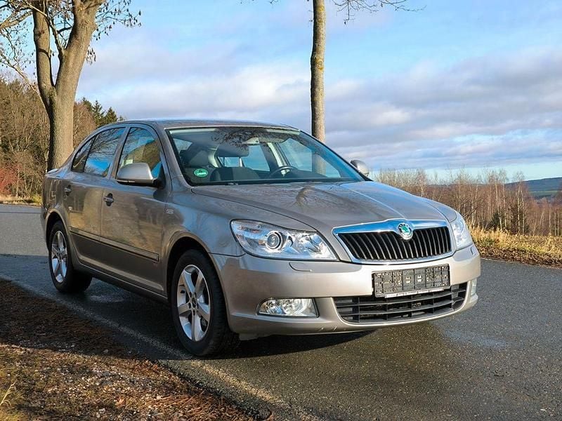 Bezova capuccino/capuccino bei Gebraucht 2011 Skoda Octavia Family Limousine | 6.200 € (Fairer Preis) - Bild 1/4