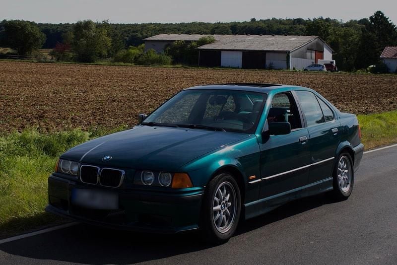 Grün Gebraucht 1997 BMW 318 M Sport Limousine | 6.000 € - Bild 1/4