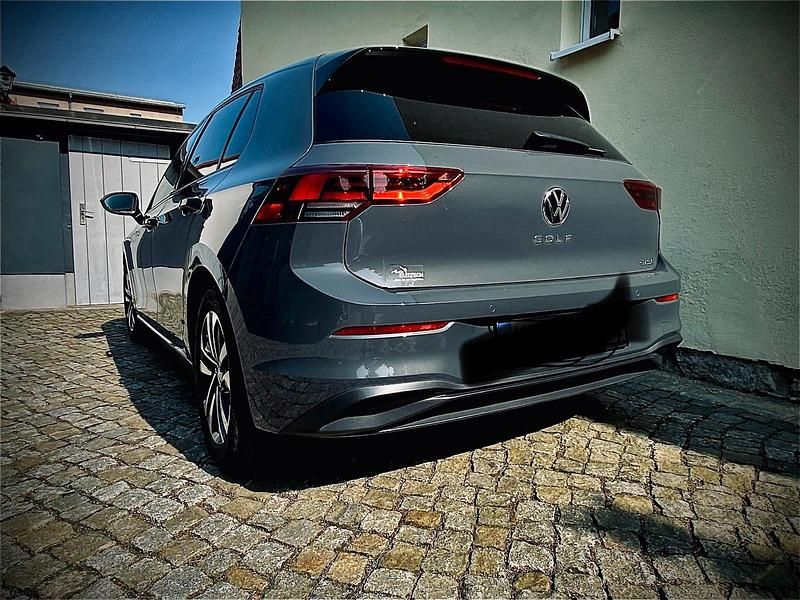 Grau Gebraucht 2021 VW Golf VIII Limousine | 28.000 € (Teuer) - Bild 1/4