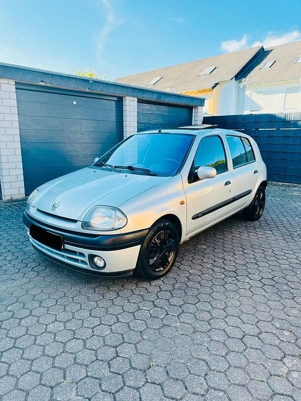 Grau Gebraucht 1998 Renault Clio II Kleinwagen | 2.000 € (Fairer Preis) - Bild 1/4