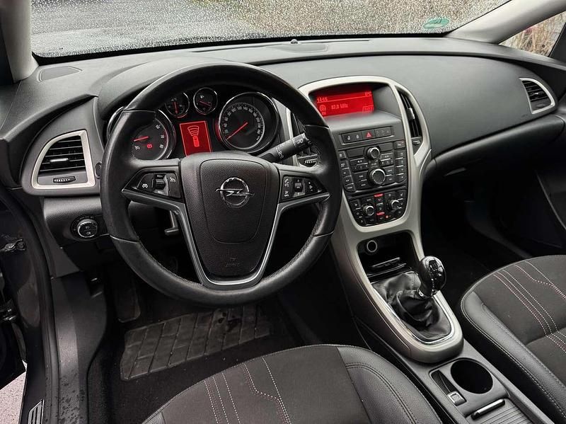 Gebraucht Opel Astra Selection 75 PS (55 kW) 2012 Limousine