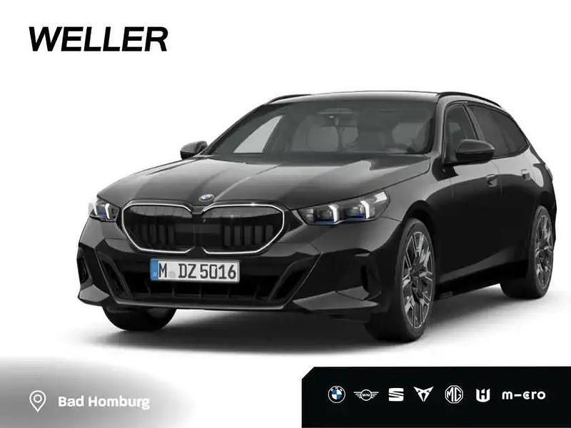 Saphirschwarz metallic (schwarz) Neu 2025 BMW 540 Comfort Edition Kombi | 90.490 € - Bild 1/4