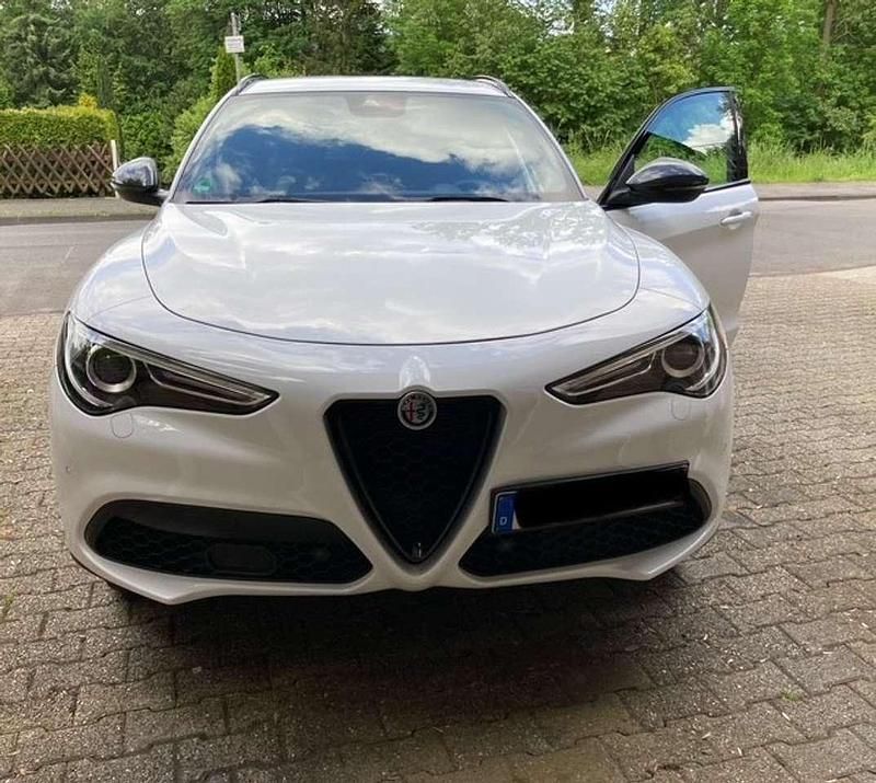 Weiß Gebraucht 2020 Alfa Romeo Stelvio Tech Edition SUV | 29.800 € (Superpreis) - Bild 1/4