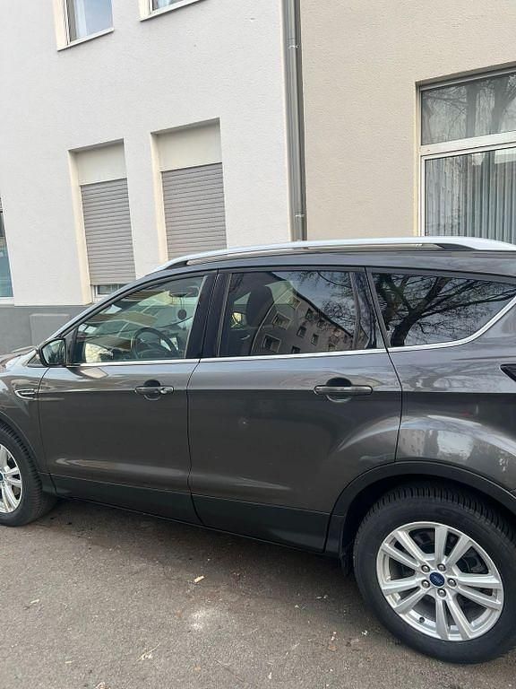 Gebraucht Ford Kuga 150 PS (110 kW) 2018 Grau SUV