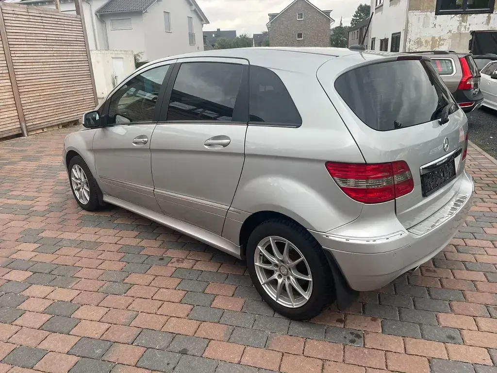 Gebraucht Mercedes B180 109 PS (80 kW) 2011 Silber Kleinwagen