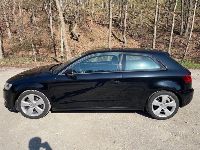 Second-hand Audi A3 Ambiente 110 CP (80 kW) 2014 Negru Berlinǎ