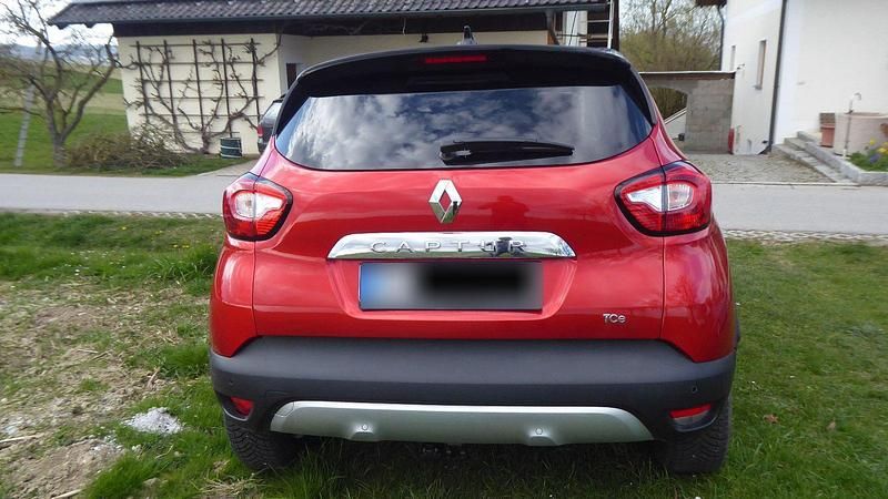 Gebraucht Renault Captur 118 PS (86 kW) 2015 Rot SUV