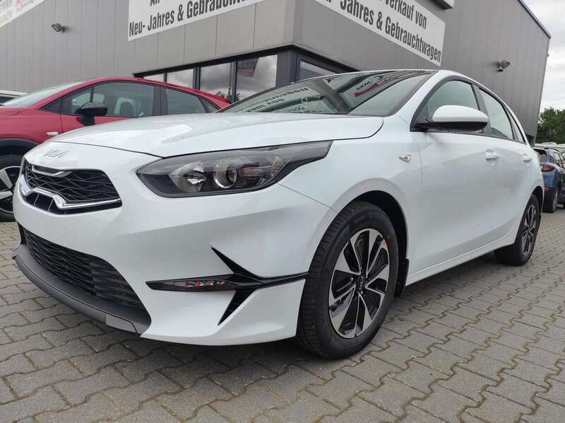 Weiß Neu 2024 Kia Ceed Limousine | 22.490 € (Superpreis) - Bild 1/4