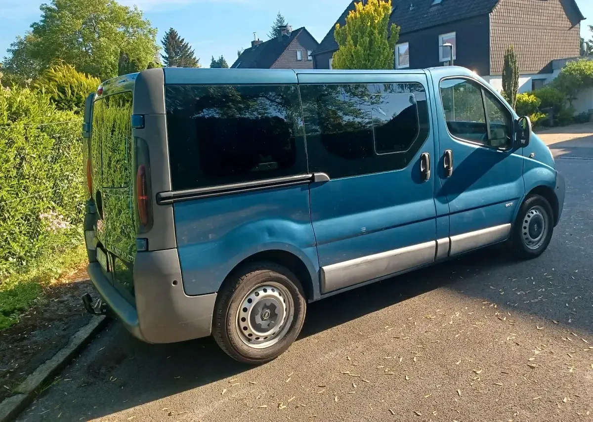 Używany Opel Vivaro 101 KM (74 kW) 2005 Niebieski Minivan