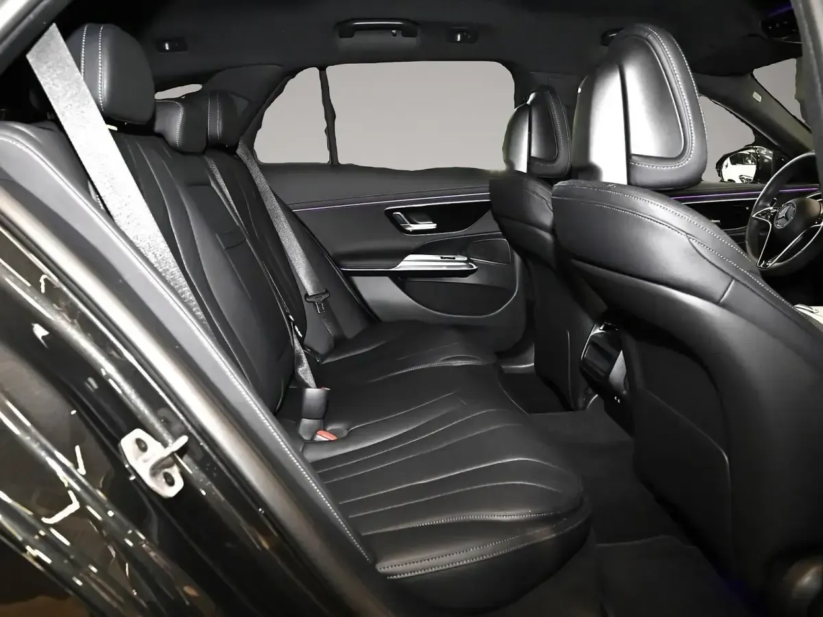 Gebraucht Mercedes E300 197 PS (144 kW) 2025 Manufacturer