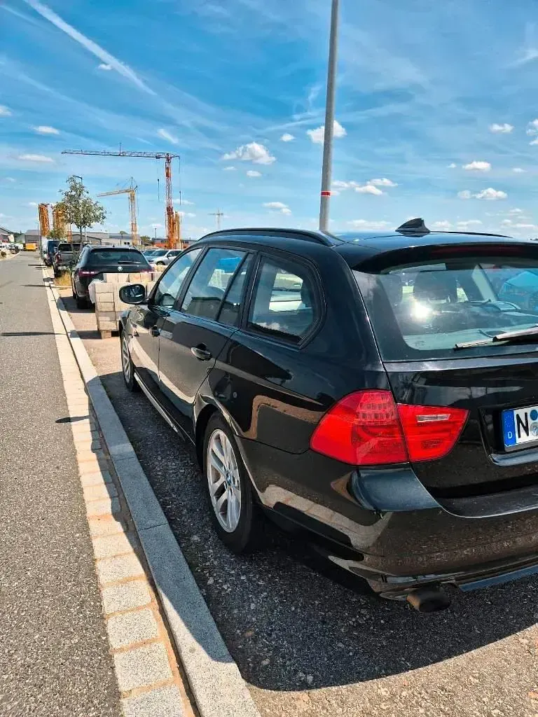 Gebraucht BMW 318 143 PS (105 kW) 2011 Schwarz Kombi