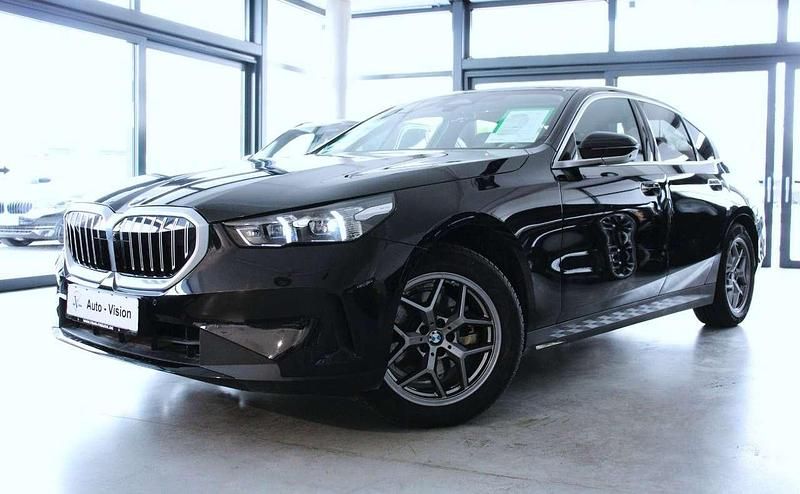 Schwarz Gebraucht 2024 BMW 520 Sport Line Limousine | 47.490 € (Superpreis) - Bild 1/3
