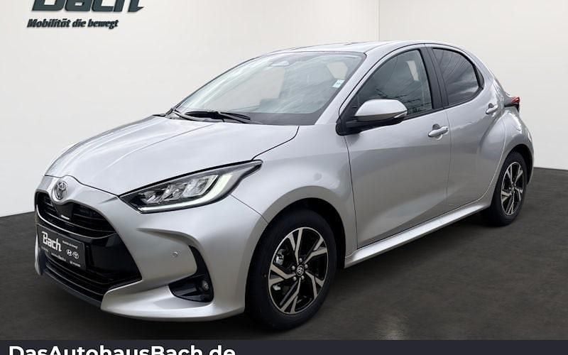 Silber Neu 2025 Toyota Yaris Hybrid Comfort Limousine | 28.460 € (Etwas zu teuer) - Bild 1/4