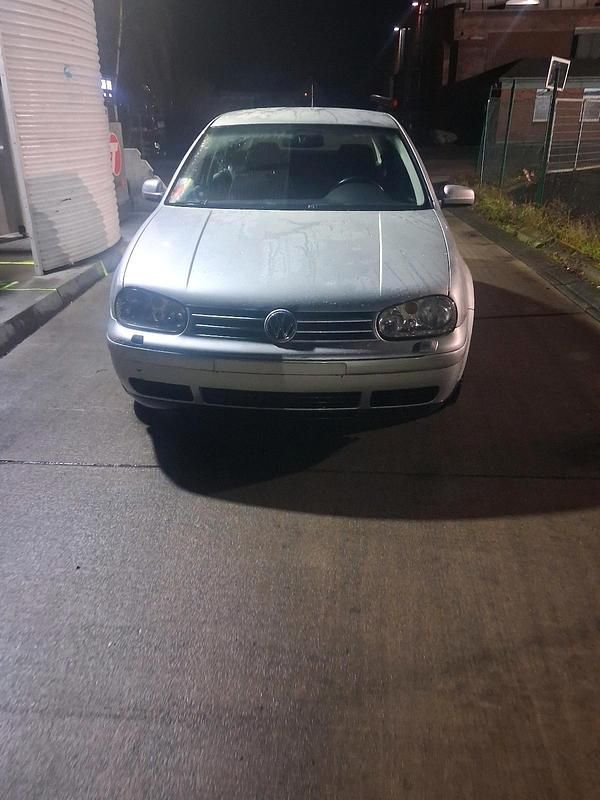 Silber Gebraucht 2003 VW Golf IV Kleinwagen | 1.700 € (Etwas zu teuer) - Bild 1/4