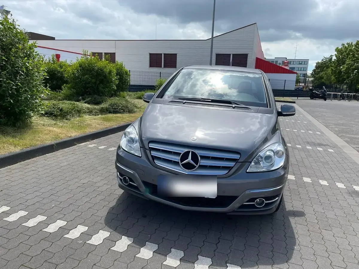 Gebraucht Mercedes B180 109 PS (80 kW) 2010 Grau Van / Kleinbus
