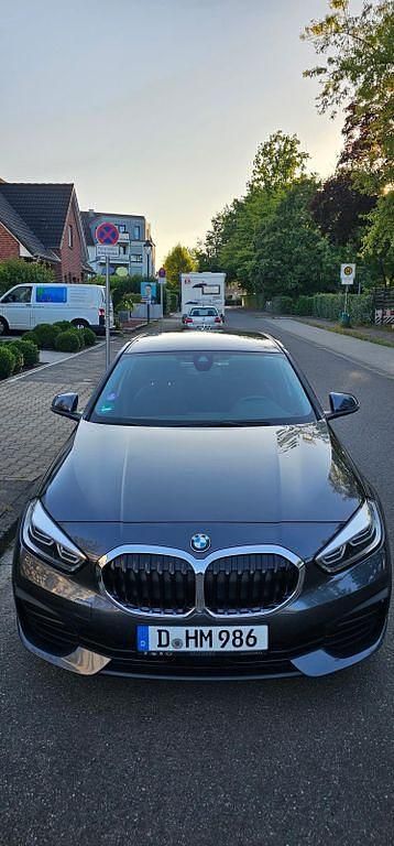 Grau Gebraucht 2020 BMW 118 Kleinwagen | 18.500 € (Guter Preis) - Bild 1/4