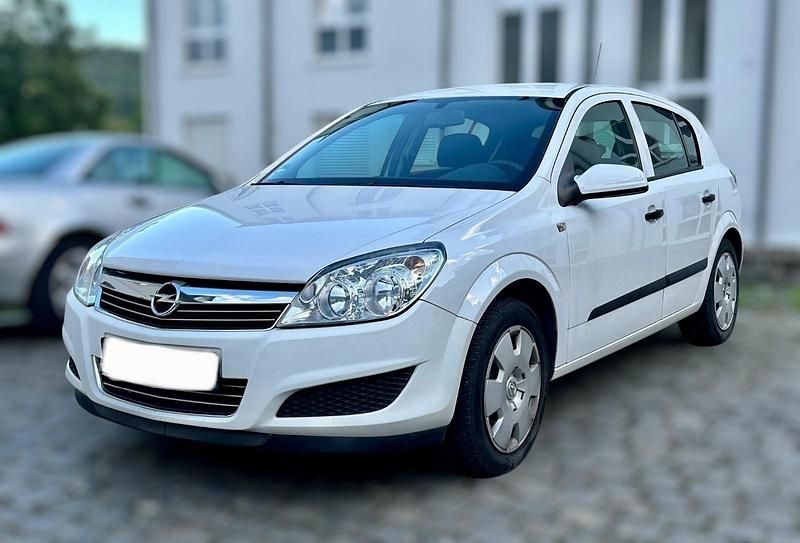 Weiß Gebraucht 2009 Opel Astra Limousine | 1.750 € (Guter Preis) - Bild 1/4