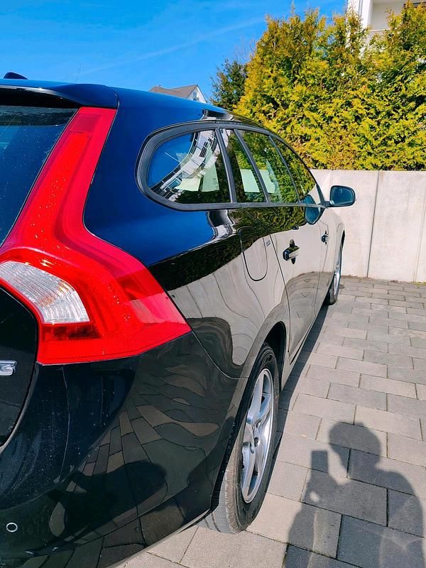 Gebraucht Volvo V60 150 PS (110 kW) 2016 Schwarz Kombi
