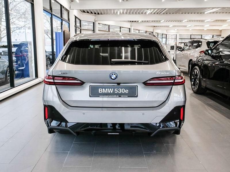 Neu BMW 530e M Sport 190 PS (139 kW) 2025 Grau Kombi