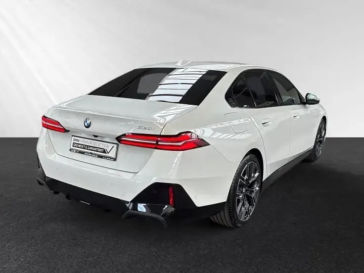Gebraucht BMW 520 M Sport 208 PS (152 kW) 2025 Mineralweiß metallic Limousine