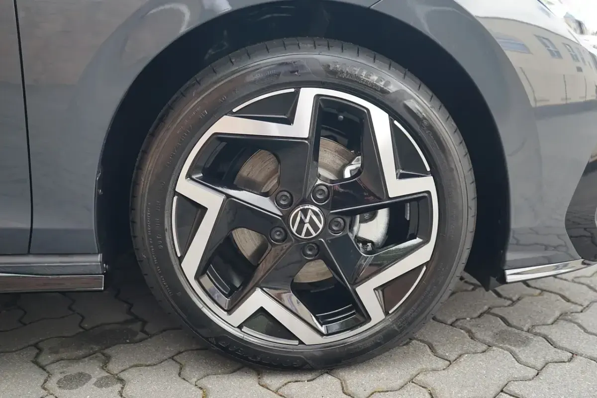 Gebraucht VW Golf VIII R-line 150 PS (110 kW) 2022 Schwarz Kombi