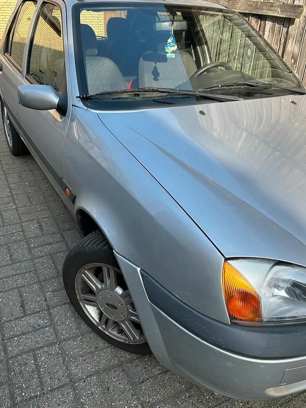 Gebraucht Ford Fiesta 60 PS (44 kW) 2001 Grau Kleinwagen